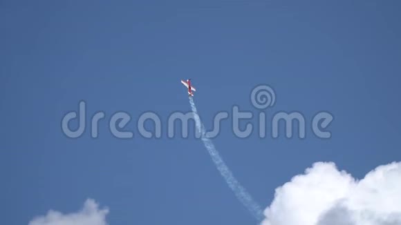 红色的苏31飞了起来显示了一个叫库尔比特的特技飞行人物视频的预览图