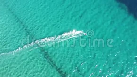 在风和日丽的夏日人们在清澈的蓝色绿松石海水中风筝4k空中无人机全景海景视频的预览图