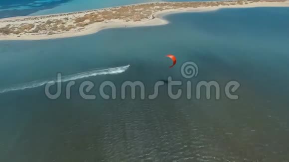 美丽的无人机空中4k射击专业冲浪者风筝板在晴朗的蓝色海洋晴天热带海景视频的预览图
