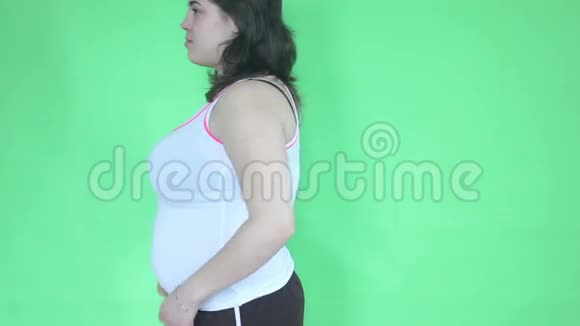 年轻女孩表现出肥胖的身体视频的预览图