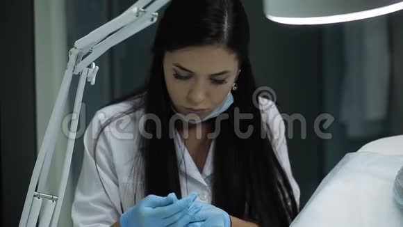 女医生将药物放入注射器准备注射视频的预览图