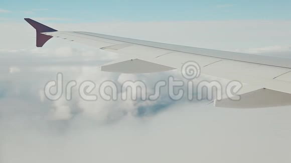 从飞机窗口到柔和颜色的云彩的景色视频的预览图