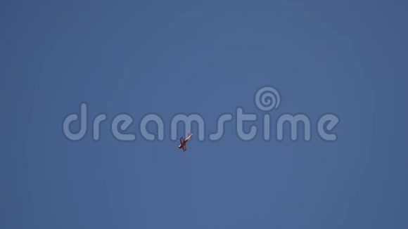 红色的苏31在云层中表演了一个叫库尔比特的特技飞行人物视频的预览图