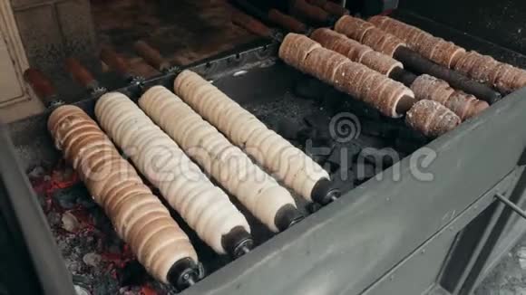 布拉格市场的街头美食捷克传统烘焙产品Trdelnik的制作工艺视频的预览图