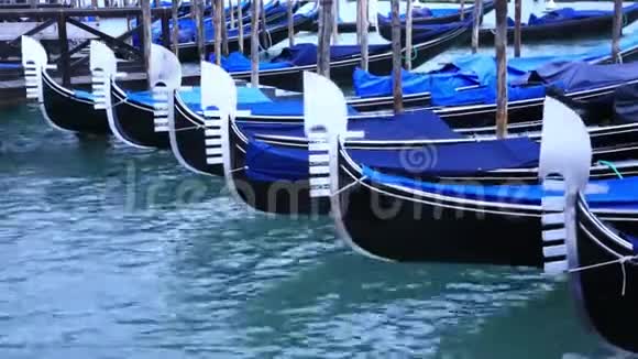 威尼斯贡多拉斯在圣马可广场附近的码头视频的预览图