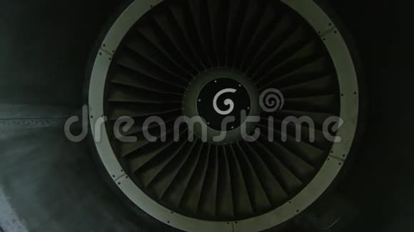 飞机引擎关闭在机库飞机涡轮机的细节飞机在机库重型飞机发动机视频的预览图