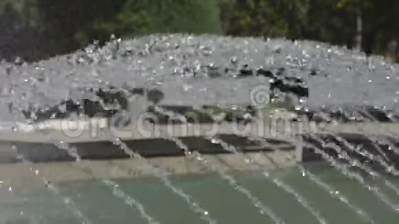 城市喷泉在炎热的夏天在城市公园喷泉水流水滴和明亮的水溅在美丽的水里视频的预览图