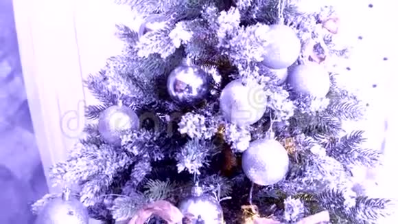 文化传统用玩具制成的人造圣诞树视频的预览图