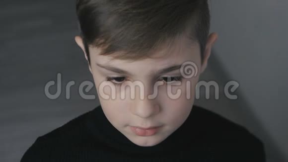 特写10岁看镜头的小男孩的肖像视频的预览图