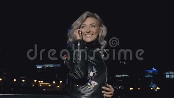 微笑的女人在电话里说话视频的预览图