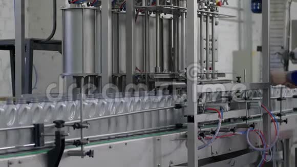 发动机机油的生产工厂移动输送线上的一排灰色塑料瓶视频的预览图