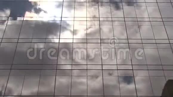 天空反射纽约摩天大楼视频的预览图