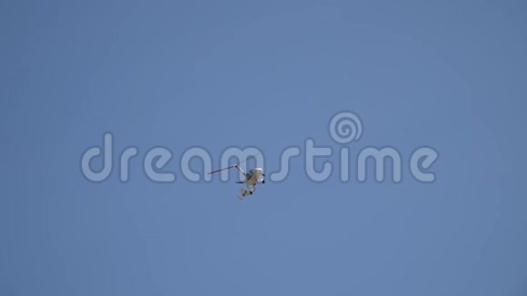 蓝天中央的白色自制直升机慢动作视频的预览图