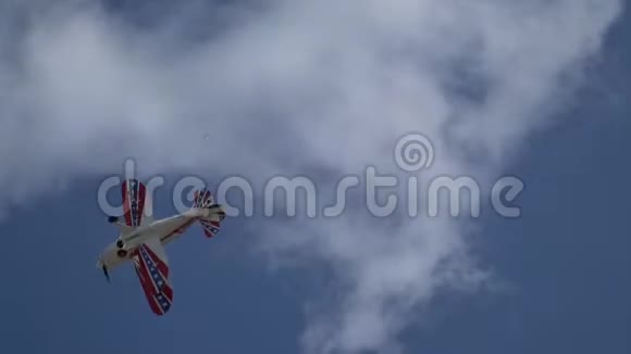 一架带螺旋桨的红白飞机在夏天的天空中快速飞行视频的预览图
