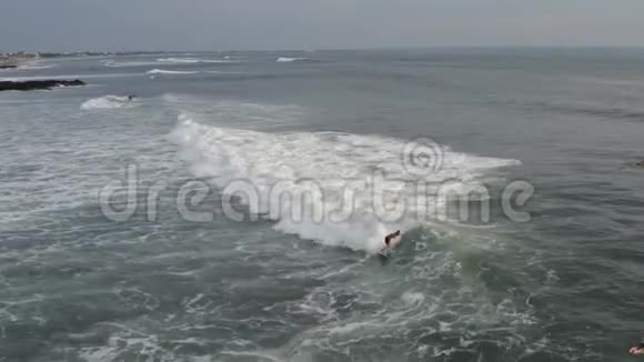 冲浪者乘坐蓝色海浪的鸟瞰图无人机4k射击冲浪海洋生活方式极限运动视频的预览图