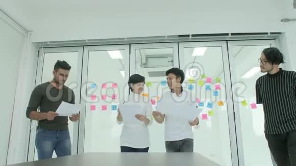 年轻的商业团队集思广益分享现代办公室的新想法视频的预览图