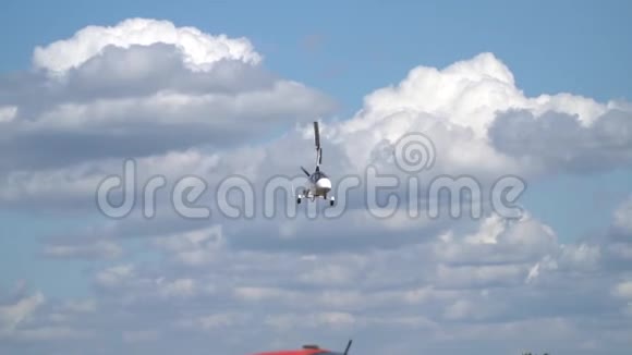 一架直升机在云层中缓慢飞行视频的预览图