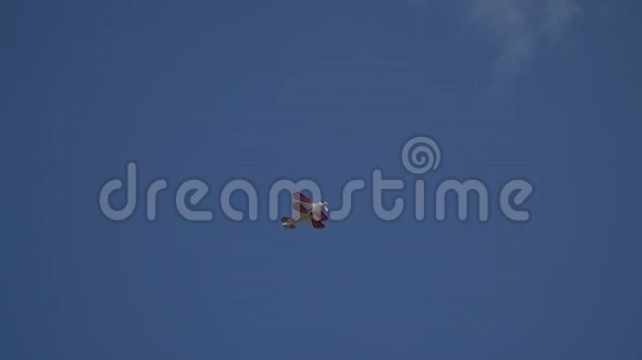 一架有四个翅膀和螺旋桨的红白飞机将与科比特的特技飞行形象相匹配视频的预览图