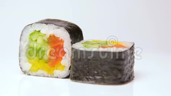 纯素素食寿司卷在白色孤立的视频的预览图