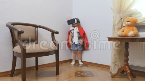 穿红色斗篷的可爱小女孩用虚拟现实眼镜视频的预览图