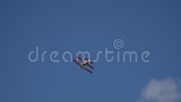 一架美丽的红白飞机在空中表演名为桶的特技飞行视频的预览图