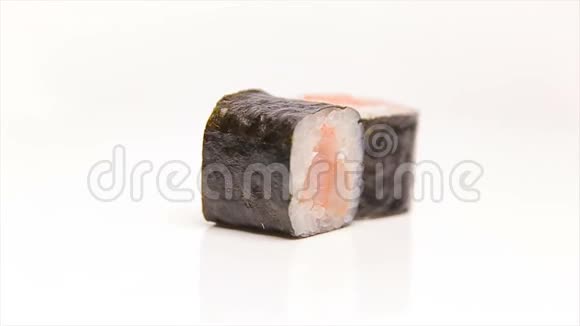 寿司卷虾仁旋转隔离白色视频的预览图