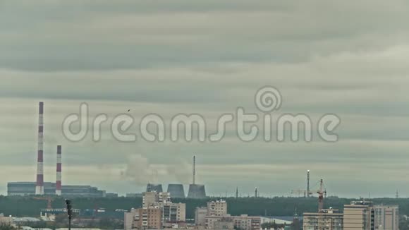 城市天际线化工厂管道蒸汽和烟雾时间流逝视频的预览图