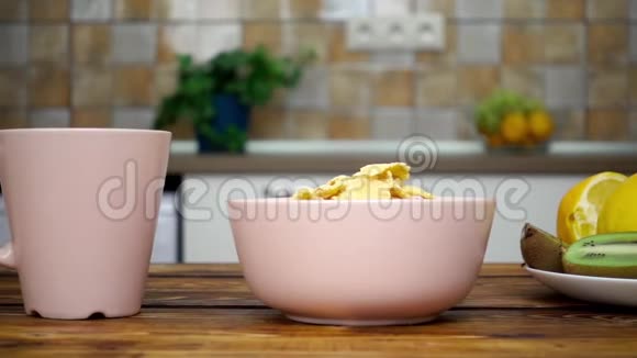 准备健康的早餐把牛奶倒入粉红色的杯子里视频的预览图