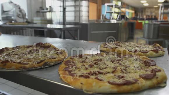 新鲜烤披萨配奶酪和香肠视频的预览图