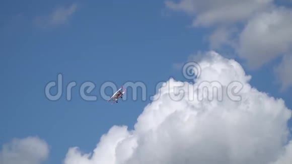 一架漂亮的飞机有四个翅膀和一个螺旋桨在慢镜头拍摄中表演一个特技飞行人物名为视频的预览图