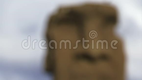 复活节岛莫伊雕像从焦点到清晰的镜头视频的预览图