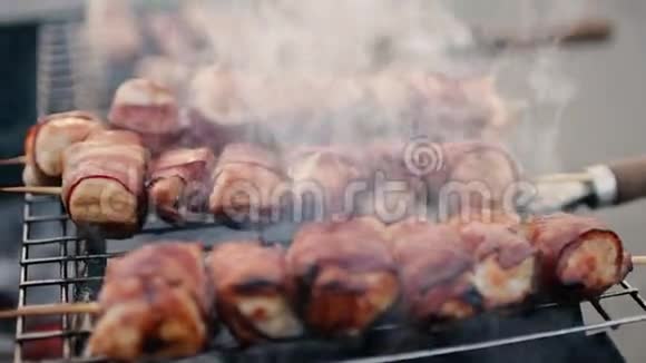肉和香肠是烤的特写镜头烧烤很漂亮的烤肉视频的预览图
