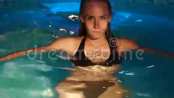 女人潜入水中摸头发的特写镜头视频的预览图