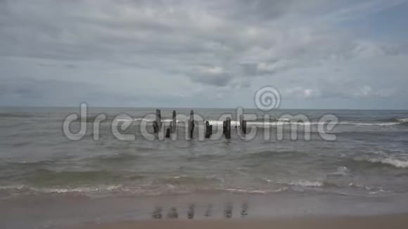 波罗的海一个古老码头的木桩视频的预览图