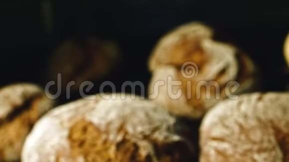 在面包店里做一条面包烘焙行业生产线上的面包面包厂视频的预览图