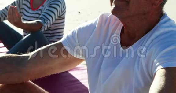 在海滩做瑜伽的老夫妇视频的预览图