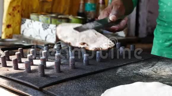 人们煮印度的平面包叫做chapatirotinaanparatha用活火烤它视频的预览图