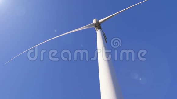 绿色科技的能量风车的叶片在空中与天堂旋转视频的预览图