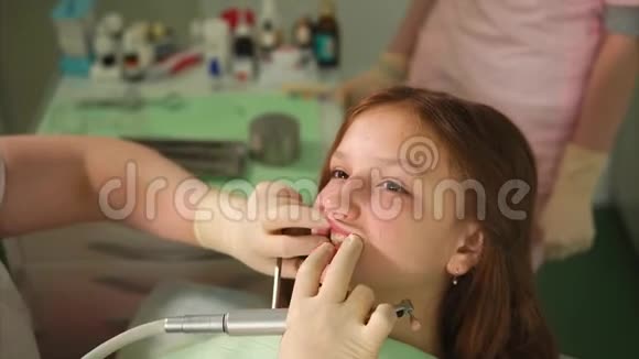 牙柜牙齿美白的过程少女病人视频的预览图