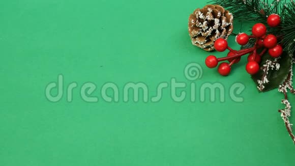 圣诞装饰节日装饰松枝松果浆果视频的预览图