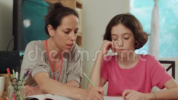 妈妈在家帮女儿准备作业视频的预览图