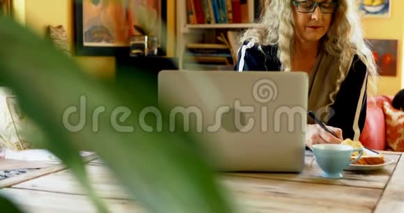 成熟女性在家使用平板电脑视频的预览图