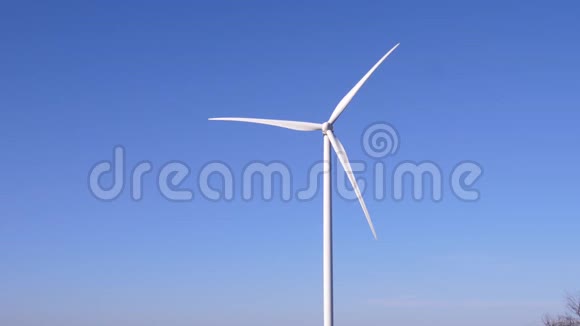 风力发电技术大叶片在天空中旋转视频的预览图