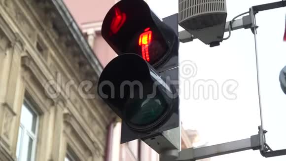 停车灯交通灯在十字路口的大城市工作视频的预览图