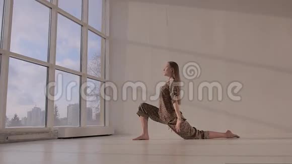 年轻女子练瑜伽练弓步视频的预览图