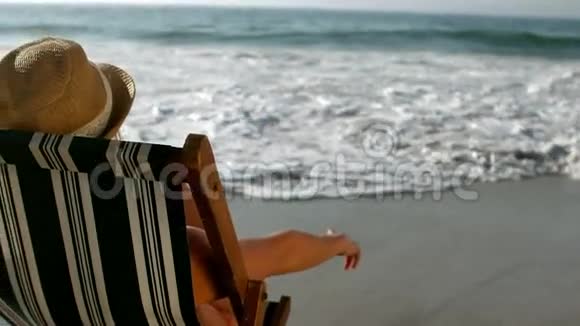 坐在日光椅上的女人视频的预览图