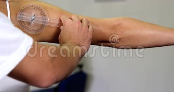 男性治疗师用医疗尺测量女性病人的背部视频的预览图