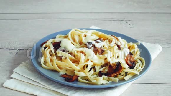 把蘑菇酱放在意大利面条上意大利面食视频的预览图