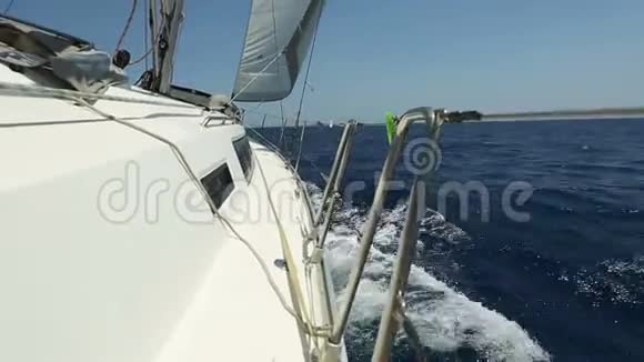 豪华白色游艇快速出海视频的预览图