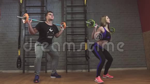 健身夫妇在健身房锻炼杠铃重量视频的预览图